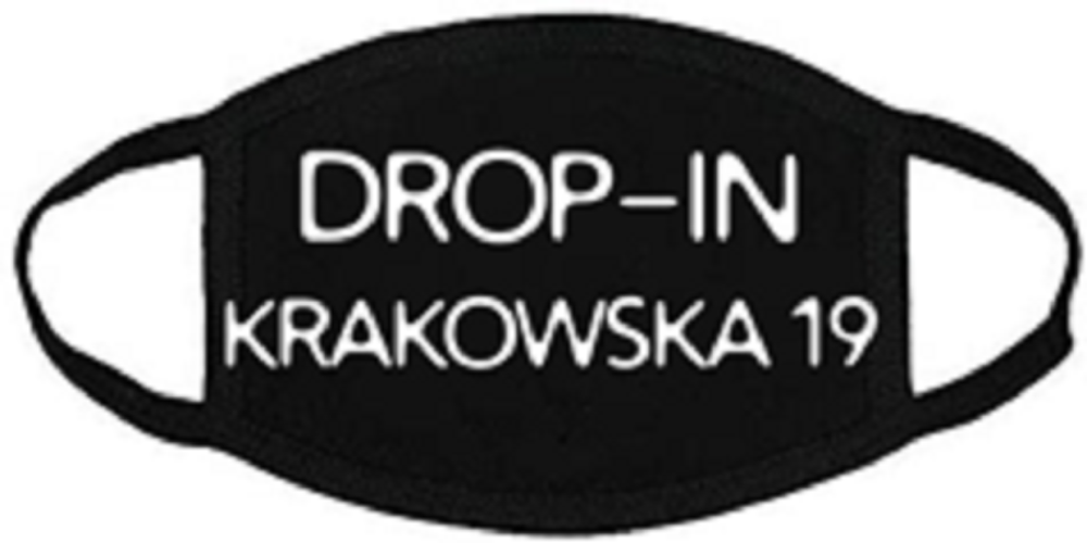 Na czarnej maseczce ochronnej napis DROP-IN Krakowska 19