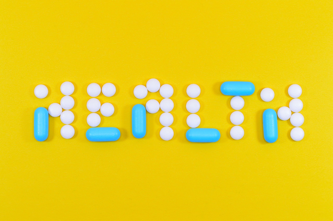 Z białych tabletek i niebieskich kapsułek ułożony napis "HEALTH" z j. angielskiego zdrowie