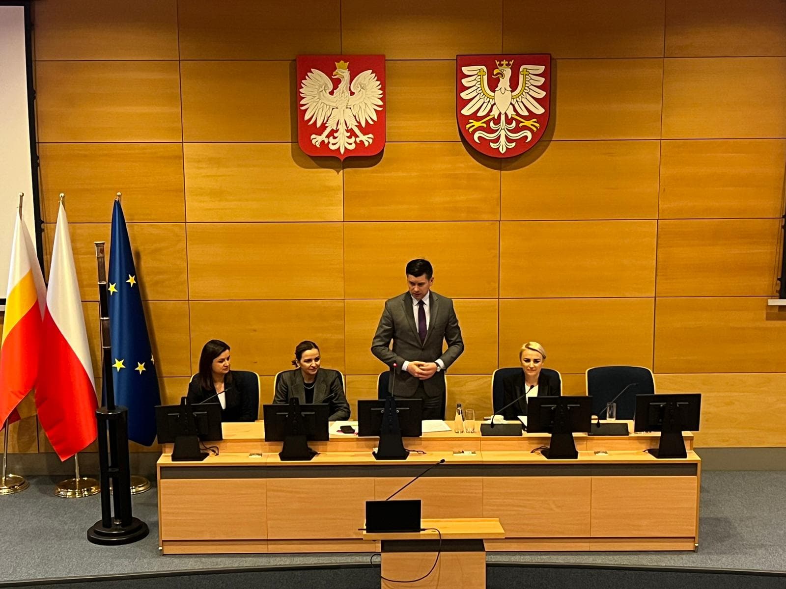 Wicemarszałek Łukasz Smółka otwiera posiedzenie Rady