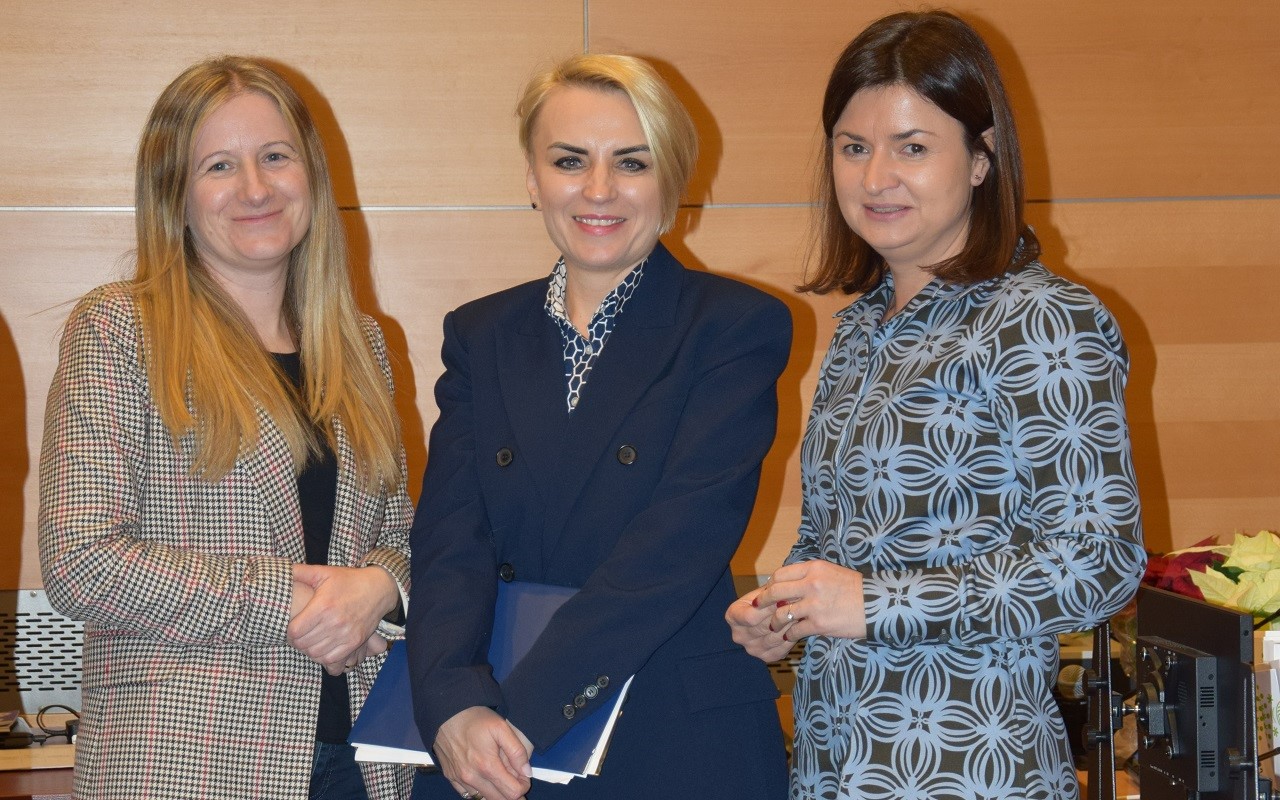 Członknikie Międzyinstytucjonalnej Platformy Współpracy na rzecz Przeciwdziałania Narkomanii, od lewej: Pani Magdalena Droździk z Wojewódzkiej Stacji Sanitarno Epidemiologicznej w Krakowie, Pani Katarzyna Kosik-Gajewska Zastępca Dyrektora Departamentu Zdrowia, Rodziny, Równego Traktowania i Polityki Społecznej w Urzędzie Marszałkowskim Województwa Małopolskiego, Pani Karolina Załęga Ekspert Wojewódzki ds. Informacji o Narkotykach i Narkomanii Województwa Małopolskiego