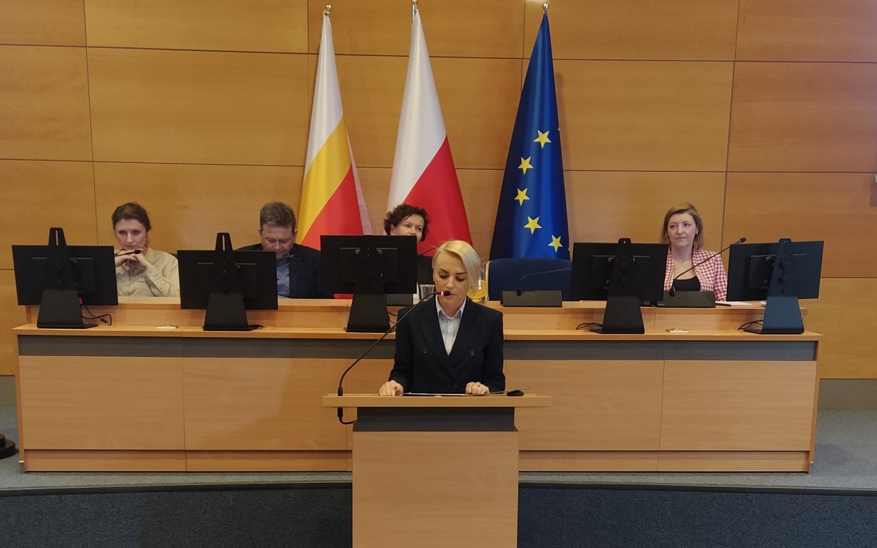 Katarzyna Kosik-Gajewska - Zastępca Dyrektora Departamentu Zdrowia, Rodziny, Równego Traktowania i Polityki Społecznej UMWM otwiera konferencję