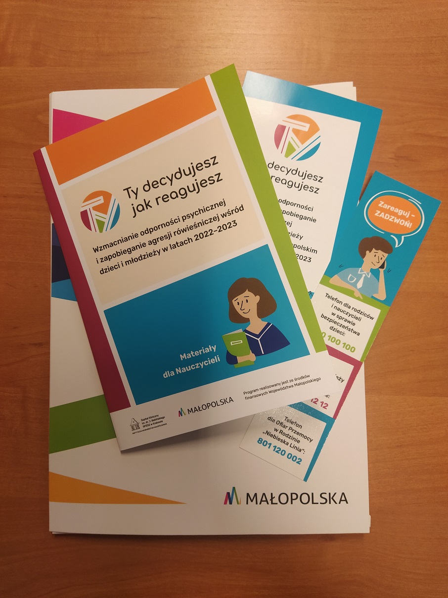 Kolorowe materiały - broszura dla nauczycieli, ulotka oraz zakładka do książki z ważnymi numerami telefonów dla osób w kryzysie