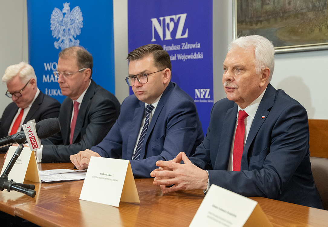 W briefingu prasowym wzięli udział (od prawej): Waldemar Kraska - Wiceminister Zdrowia oraz Łukasz Kmita - Wojewoda Małopolski, Tomasz Hryniewiecki - konsultant krajowy w dziedzinie kardiologii oraz Jacek Legutko - Kierownik Oddziału Klinicznego Kardiologii Interwencyjnej z Pododdziałem Intensywnego Nadzoru Kardiologicznego w Szpitalu Uniwersyteckim w Krakowie