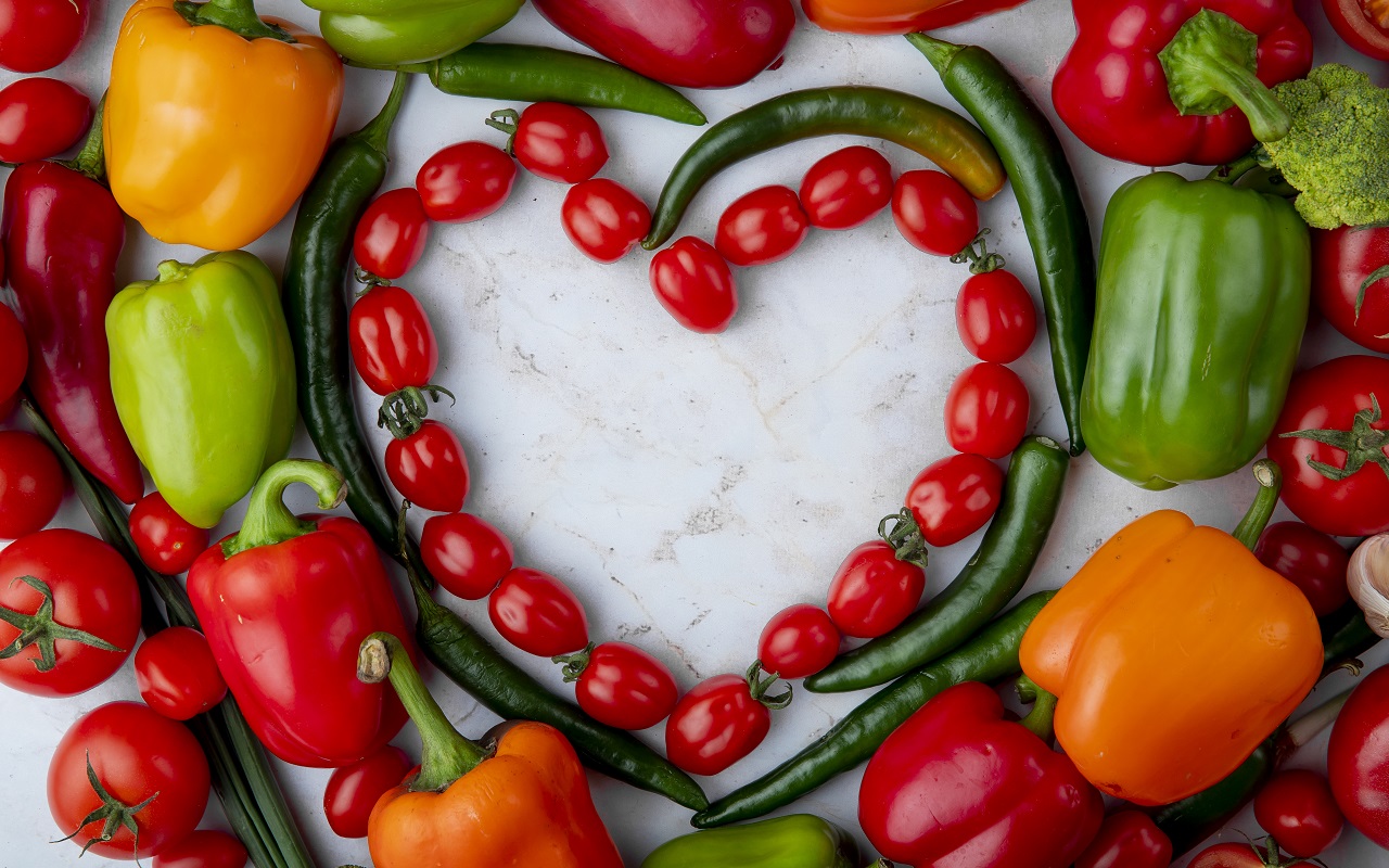 różnokolorowe warzywa ułożone w kształt serca
