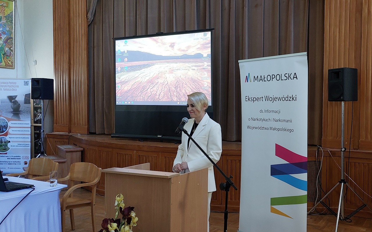 Pani Katarzyna Kosik-Gajewska, Zastępca Dyrektora Departamentu Zdrowia, Rodziny, Równego Traktowania oraz Polityki Społecznej potczas otwarcia konferencji