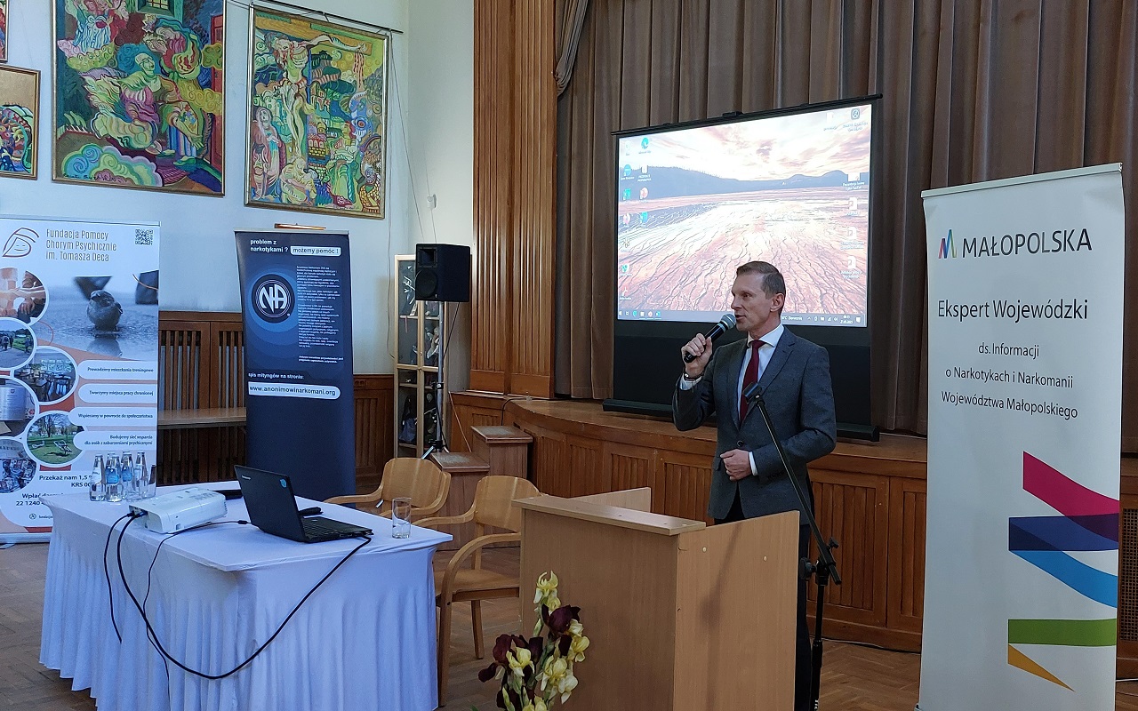 Pan Michał Tochowicz, Dyrektor Szpitala Klinicznego im. dr. J. Babińskiego w Krakowie wita uczestników konferencji 