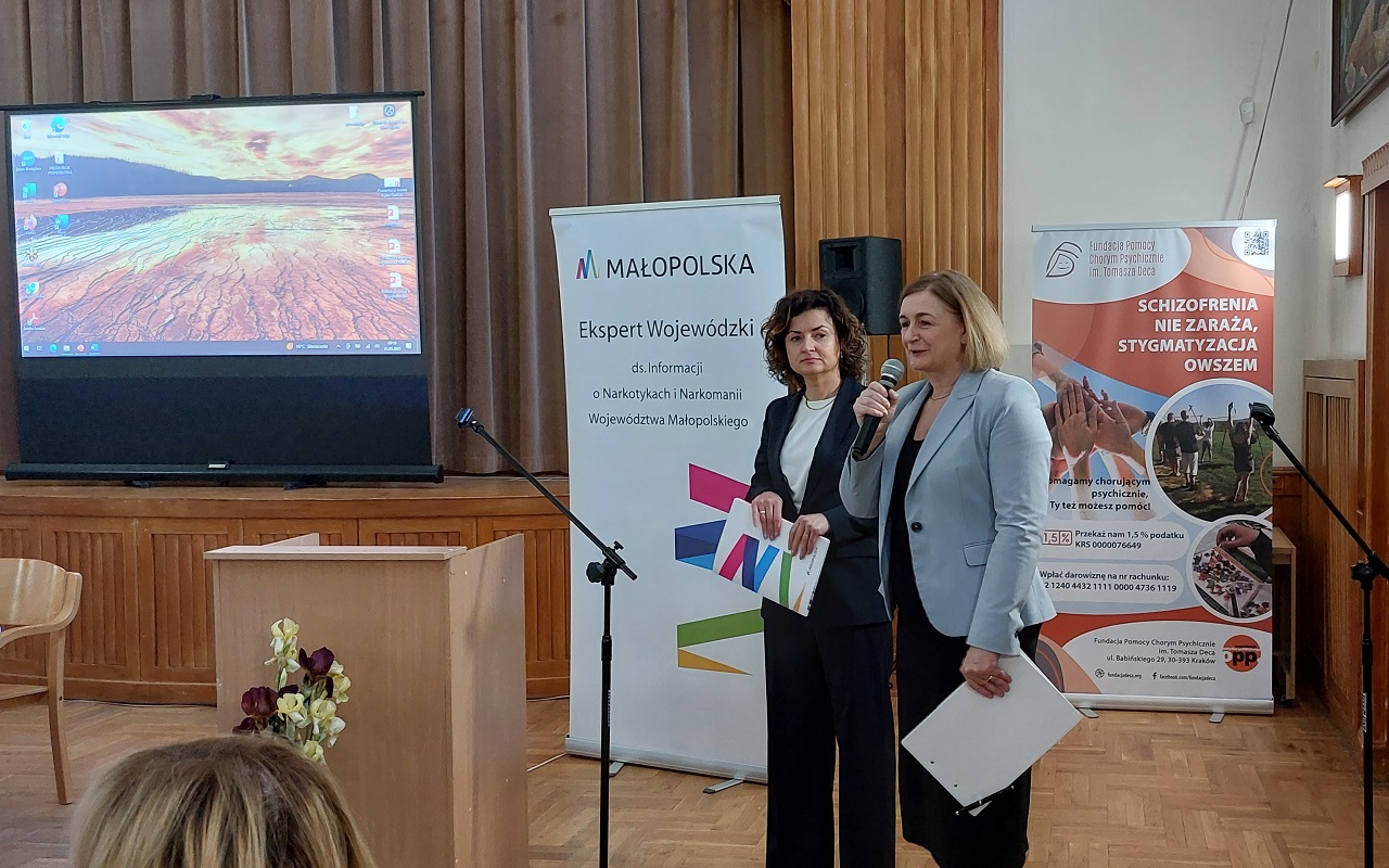 Ekspert Wojewódzki ds. informacji o Narkotykach i Narkomanii Województwa Małopolskiego, Pani Karolina Załęga, oraz Konsultant Wojewódzki w Dziedzinie Psychoterapii Uzależnień, Pani Jolanta Ryniak - organizatorzy wydarzenia