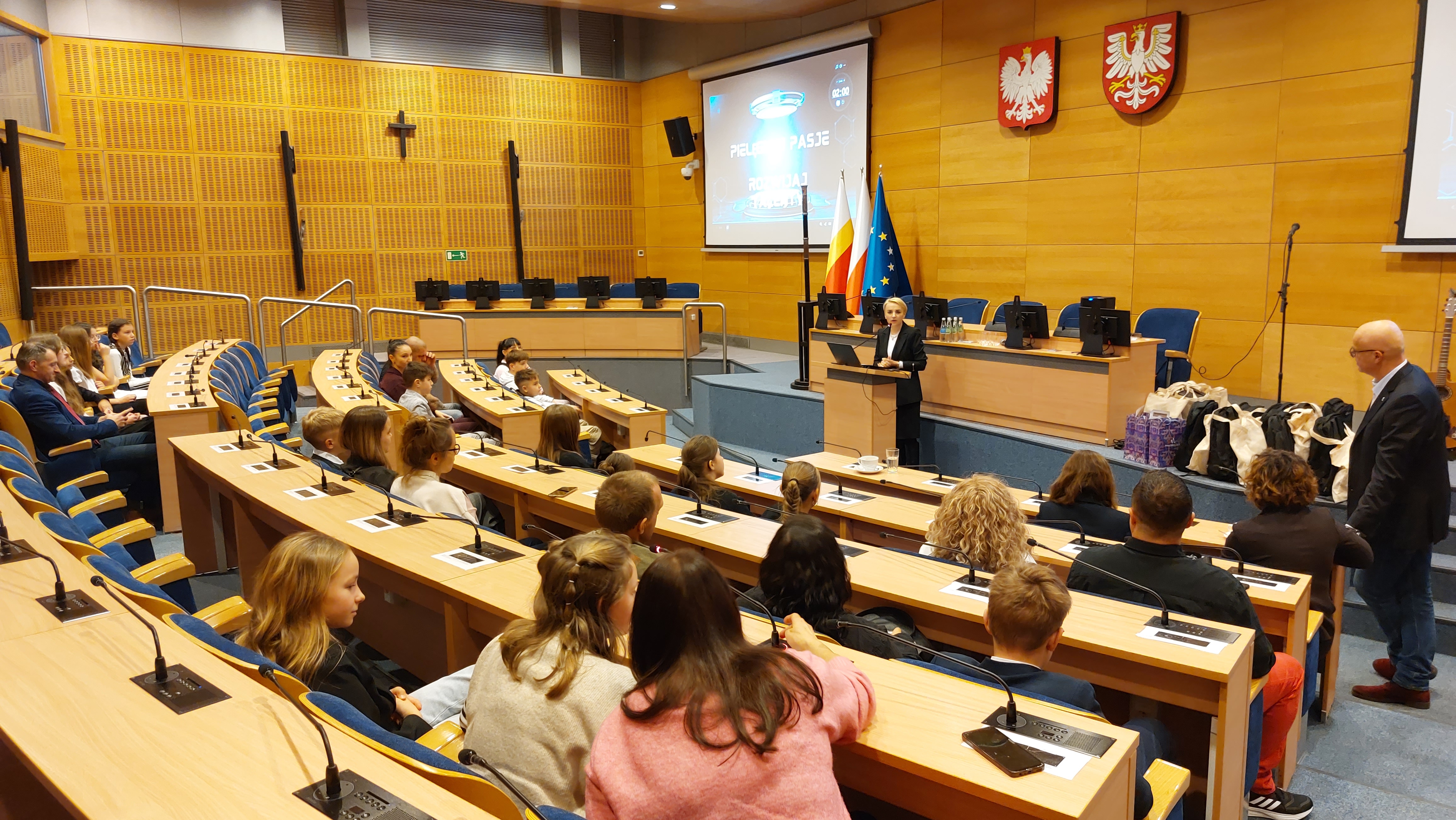 Pani Katarzyna Kosik-Gajewska, Zastępca Dyrektora Departamentu Zdrowia, Rodziny, Równego Traktowania i Polityki Społecznej przemawia do uczestników spotkania