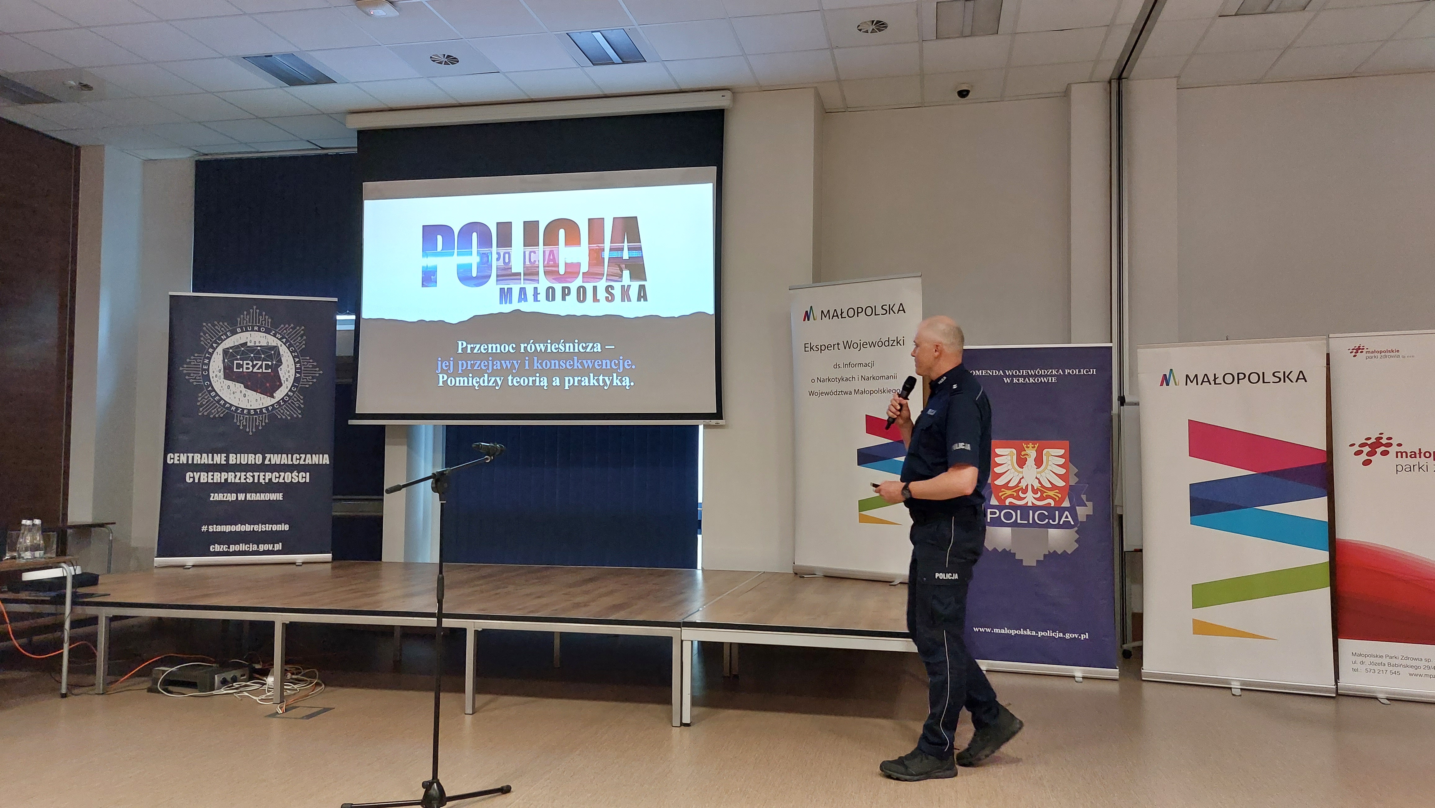 Wykład przedstawiciela Wydziału Prewencji Komendy Wojewódzkiej Policji w Krakowie